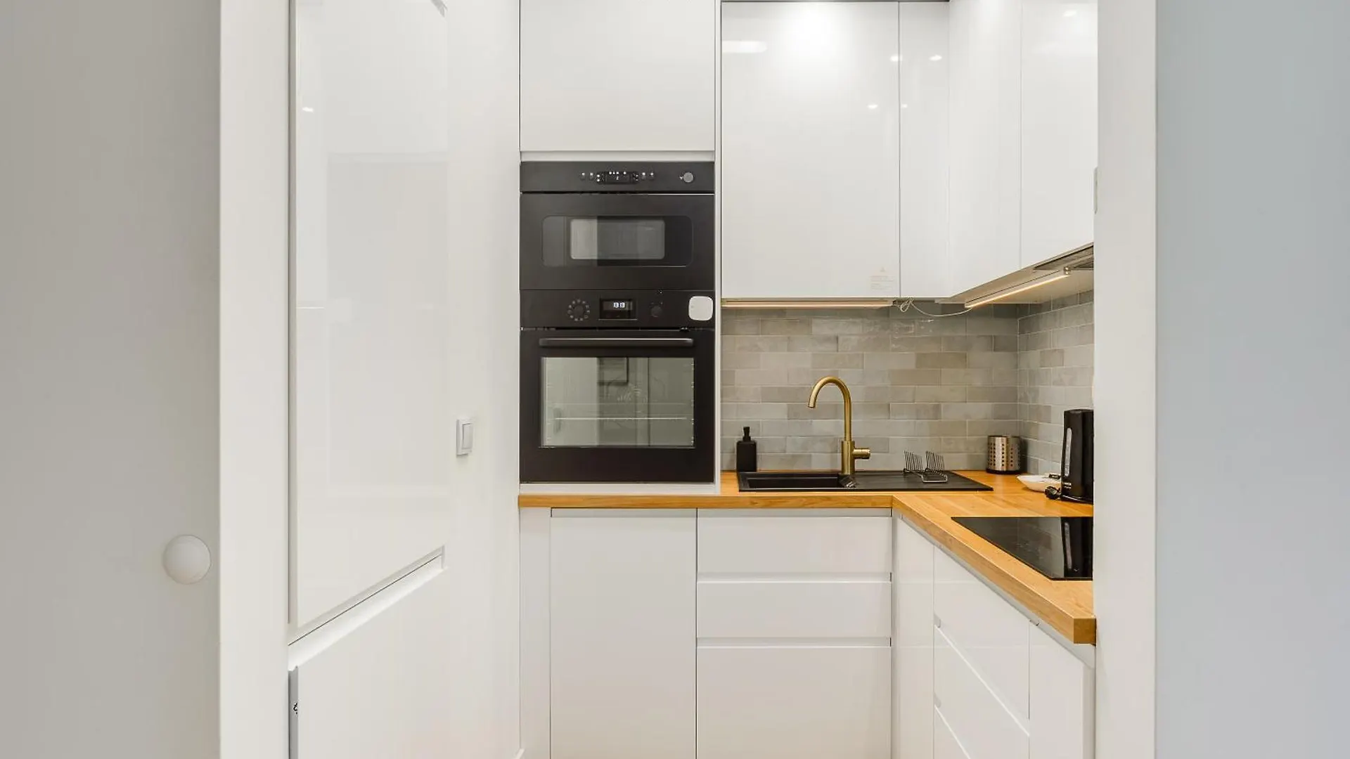 Premium Apartments In The Center Of Warsaw With Free Parking & Balcony